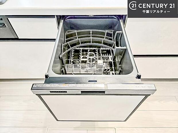 食洗機付きのキッチンです!忙しい時や手荒れ防止として大変活躍する便利な仕様です!ビルトインなのでキッチンの場所を取らず調理スペースを広く使うことが出来ます!