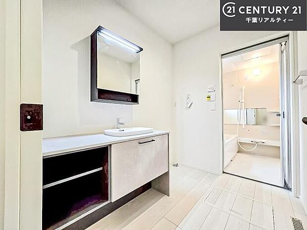 身なりを整える洗面所は、清潔感が大事です!水周りの清潔感のある雰囲気を演出!気持ちよくお使いいただけます。広々したスペースも嬉しいですね!