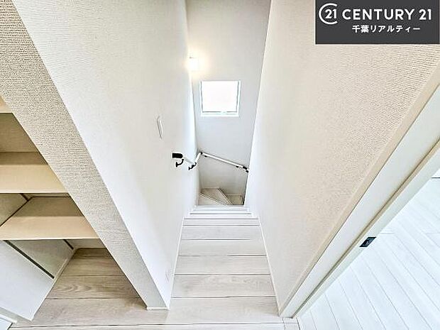 階段は明るく手摺りもついています!お子様やご年配の方も安心してご利用頂けますね!