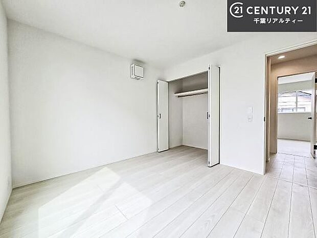 明るい室内は、風通しも良く、明るく大変居心地の良い空間となっております。リラックスして過ごせる心地の良いお部屋です!