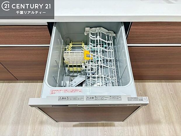 食洗機付きのキッチンです!忙しい時や手荒れ防止として大変活躍する便利な仕様です!ビルトインなのでキッチンの場所を取らず調理スペースを広く使うことが出来ます!