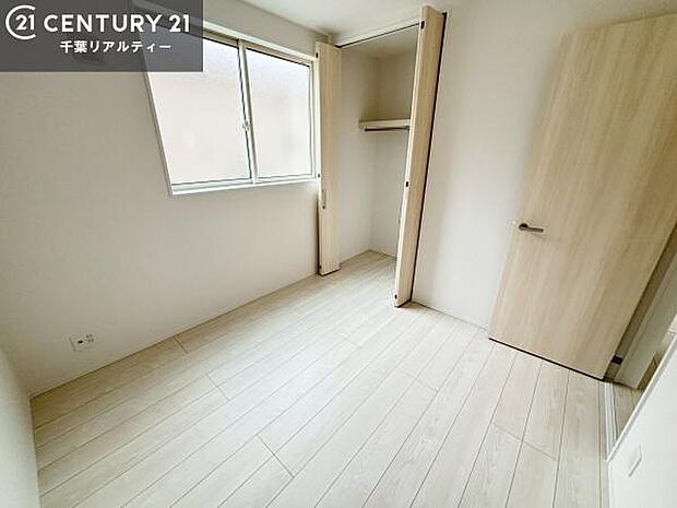 掃き出し窓がないお部屋は、お子様のお部屋としても安心です!収納スペースも充実しているので散らかったお部屋をサッと片付けられます!