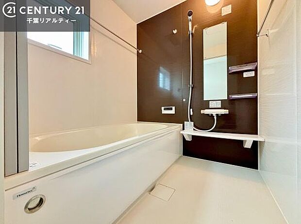 落ち着きある大人の雰囲気のバスルームは、味が出ていてバスタイムが充実!お仕事頑張っているご褒美にお好みの香りの入浴剤を入れて、楽しんでみてはいかがでしょうか?