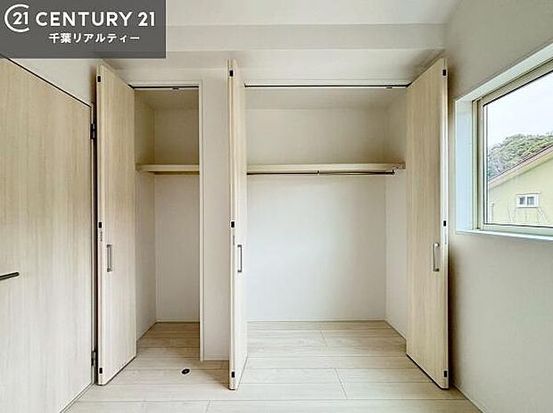 住空間をすっきり使うためには必須ポイントの収納スペースですよね。是非現地でご確認ください!