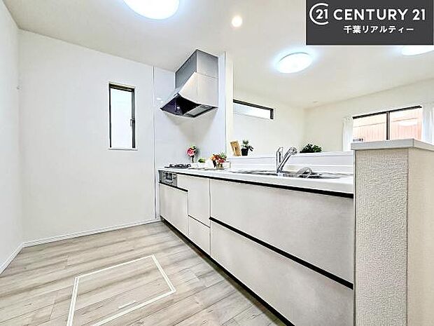 大人気の対面式システムキッチンを採用しています!ご家族のコミュニケーションが自然と増える設計です。お子様にも目が届くので嬉しいですね!広々使えて快適で作業が進みます。