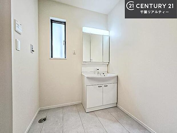 小窓付きの明るい洗面室です!湿気もすぐに入れ替えができて清潔に保つことができます!自然光が差し込むのでお化粧の仕上がりも良くなりますね!