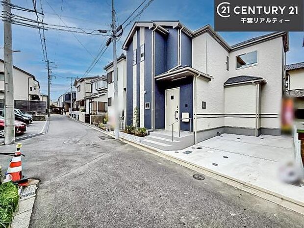 前面道路は4m!陽当り良好な立地です。車庫入れが苦手な方も安心ですね。