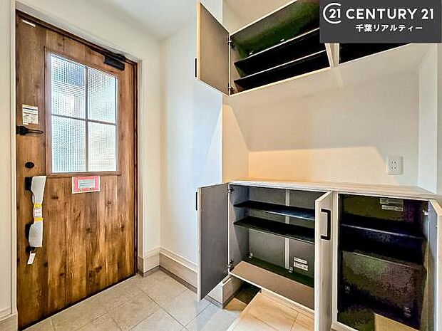 シューズボックス付き。玄関が片付きお掃除がしやすいです!スッキリした玄関で戸を開けた瞬間、清潔感のある心地いい空間が出迎えてくれます。