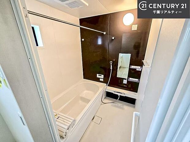 広々バスで一日の疲れをリフレッシュ。足が伸ばせるので、浴槽にもゆったりと浸かれますね!毎日のバスタイムが楽しみになります。