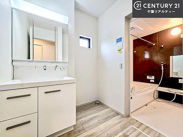 小窓付きの明るい洗面室です!湿気もすぐに入れ替えができて清潔に保つことができます!自然光が差し込むのでお化粧の仕上がりも良くなりますね!