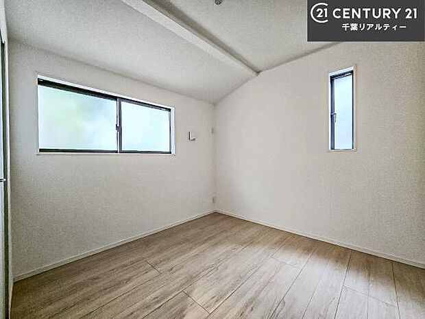 掃き出し窓がないお部屋は、お子様のお部屋としても安心です!収納スペースも充実しているので散らかったお部屋をサッと片付けられます!