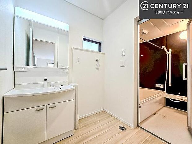 小窓付きの明るい洗面室です!湿気もすぐに入れ替えができて清潔に保つことができます!自然光が差し込むのでお化粧の仕上がりも良くなりますね!