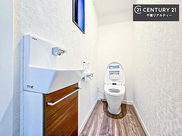 トイレ内には、手洗いスペースが付いています!扉を触る前に手が洗えるので衛生的ですね!