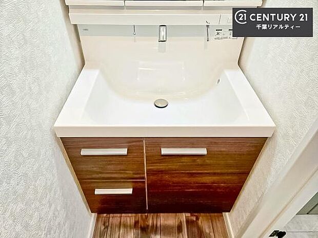 幅広の洗面台ボウルは、水が飛び散りにくく使い勝手の良い設計。お手入れも簡単で、清潔感のある空間を保てます。