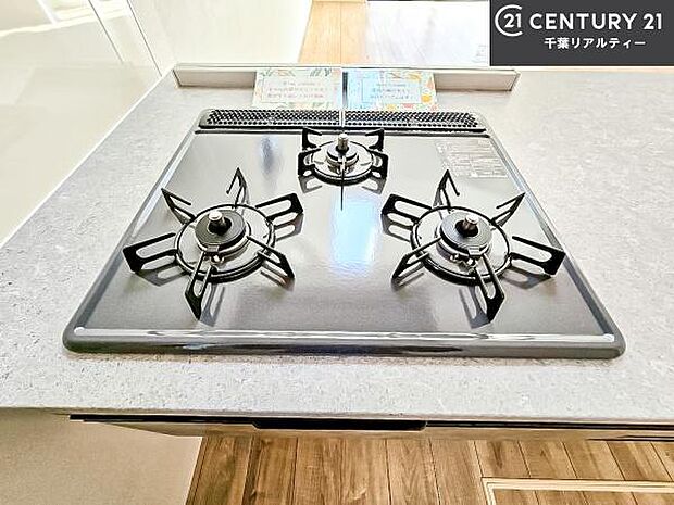 コンロは三口あるのでお料理の同時進行ができます。もちろんグリル付きです。調理スペースも広々している為作業がしやすい!使い勝手が良いシステムキッチンです!