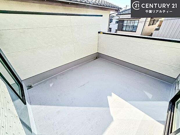 陽当たり良好なバルコニーです!晴れた日には青い空を見渡せる開放的な時間を楽しめます。