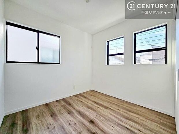 掃き出し窓がないお部屋は、お子様のお部屋としても安心です!収納スペースも充実しているので散らかったお部屋をサッと片付けられます!