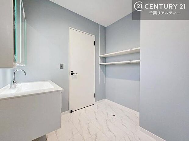 広々とした洗面室は、朝の身支度の時間もゆったり使える快適な空間。収納棚なども置きやすく、使い勝手の良い設計です。