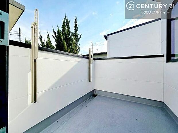 陽当たりの良いバルコニーで、お洗濯物もよく乾きそうですね!お天気の良い日にはバルコニーへ出てリフレッシュするのも気持ちよさそうです。