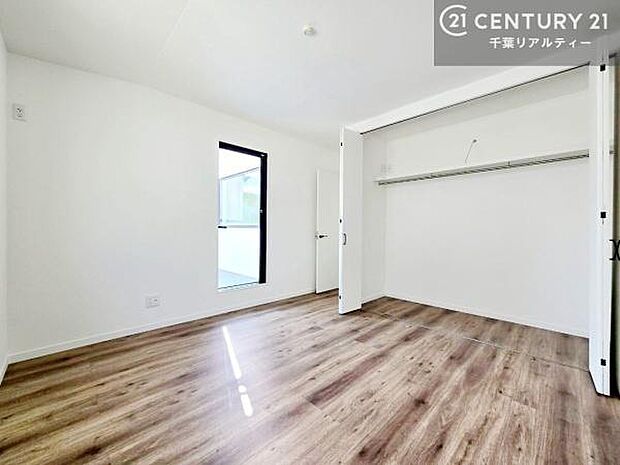 お部屋ごとにしっかり収納スペースを確保しているため、お洋服や学用品、季節物まですっきり整理整頓でき、居住空間を広々とお使いいただけます。