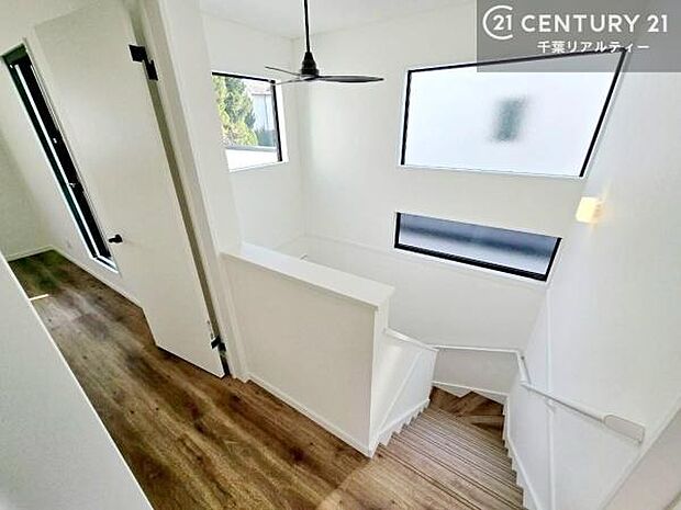 階段は明るく手摺りもついています!お子様やご年配の方も安心してご利用頂けますね!