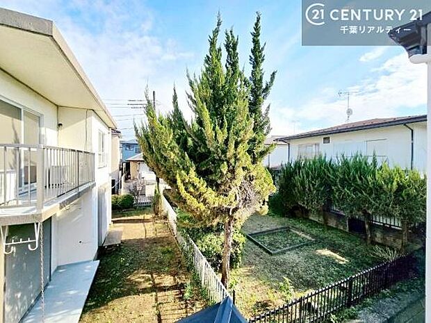 晴れた日には青い空を見渡せる開放的な時間を楽しめます。気持ちの良い風が通り抜ける街並みです!緑が映える眺望で癒されますね!