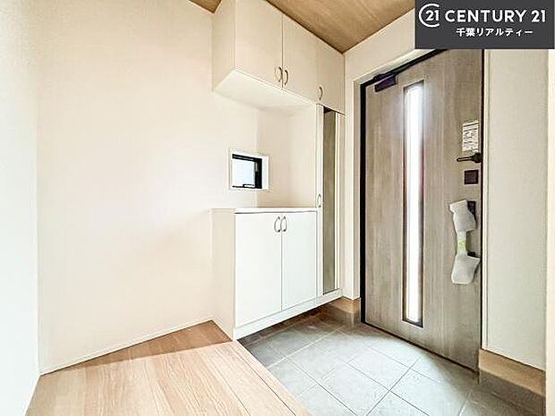 シューズボックス付きなので、玄関が片付きお掃除がしやすいです!スッキリした玄関で戸を開けた瞬間、清潔感のある心地いい空間が出迎えてくれます。