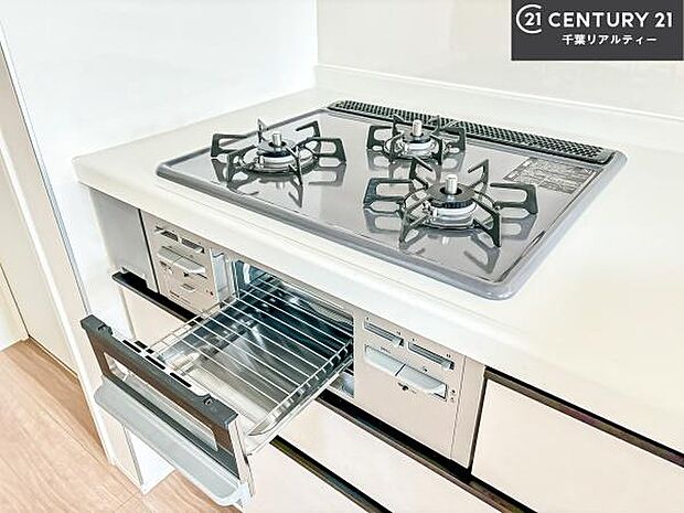 コンロは三口あるのでお料理の同時進行ができます。もちろんグリル付きです。調理スペースも広々している為作業がしやすい!