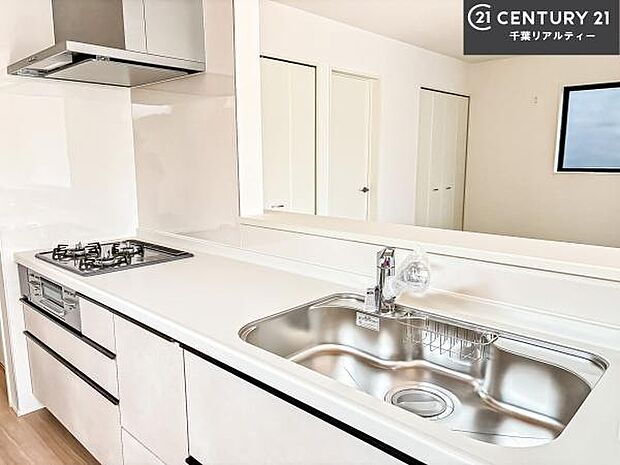 大人気の対面式システムキッチンを採用しています!ご家族のコミュニケーションが自然と増える設計です。お子様にも目が届くので嬉しいですね。広々使えて快適に作業が進みます。