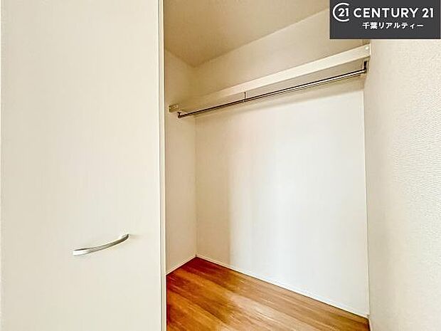 ウォークインクローゼット付きです。たくさんのお洋服などを収納しておけそうですね!他にも扇風機や加湿器など季節物の大きな家電も収納できます。