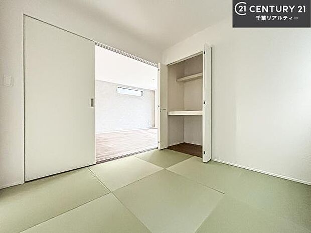 リビングと隣接した和室です!家事の休憩スペースやキッズスペースとして活用するのもよさそうですね!和室の使い方は無限大!