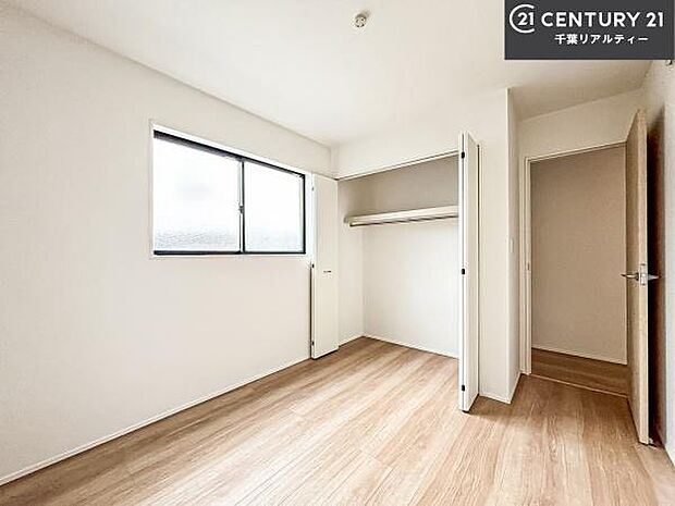 収納力のある洋室です。お部屋もすっきり広々と使えて気持ちが良いです!キレイな明るいお部屋で過ごすのは、更にのんびりゆっくりできますね!