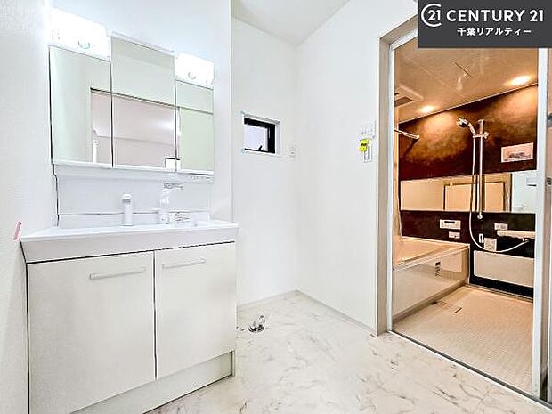 三面鏡仕様の洗面所は、身だしなみがしやすい造り!裏は収納になっています。ドライヤーやお化粧道具を片付けられるので洗面台周りをスッキリと見せることが出来ます!