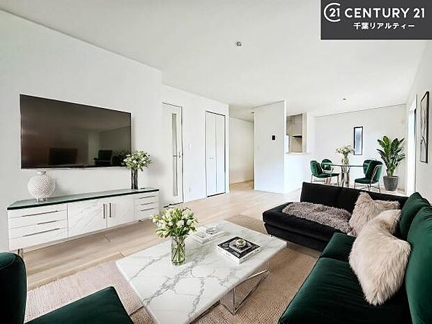 家具はCGパースです。心地良いリビングは家族が自然と集まります。家族団欒の時間が増えそうです。ご家族と、より一層充実した時間を過ごせそうですね。