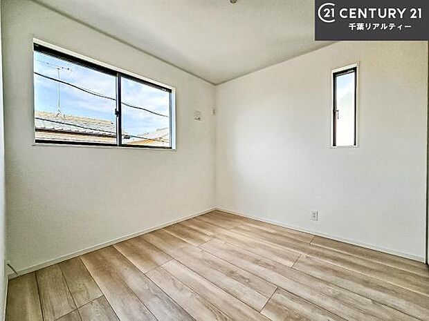 掃き出し窓がないお部屋は、お子様のお部屋としても安心です!収納スペースも充実しているので散らかったお部屋をサッと片付けられます!