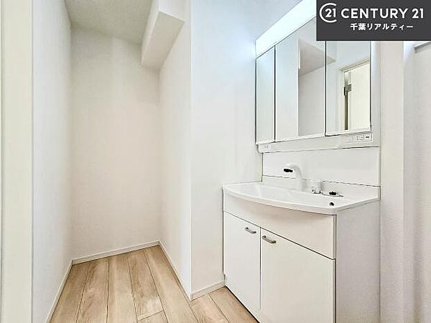 小窓付きの明るい洗面室です!湿気もすぐに入れ替えができて清潔に保つことができます!自然光が差し込むのでお化粧の仕上がりも良くなりますね!