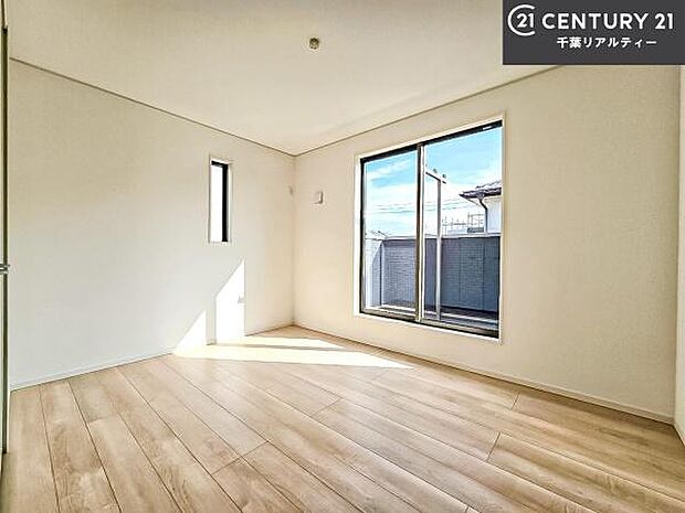 バルコニーに面したお部屋なので明るく開放的です!