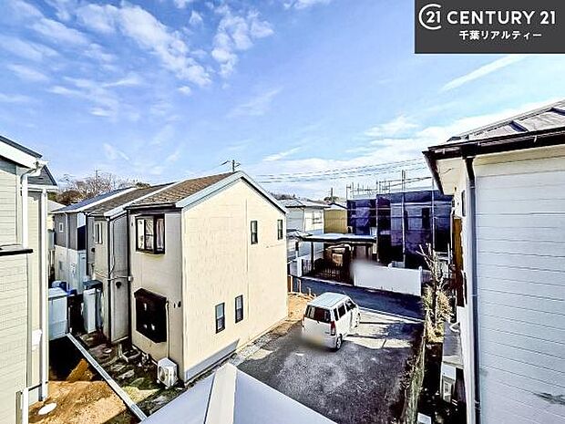 落ち着きある住宅街です!周囲には高い建物がなく、空が広く開放感があり、陽当たりを大きく遮られることもありません!気持ちの良い風が通り抜ける街並みです!
