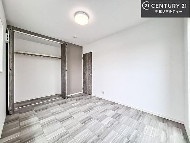 明るく風通しの良い居室です。「シンプル」にデザインされた室内。自由度が高いので家具やレイアウトでお好みの空間を創り上げられます。