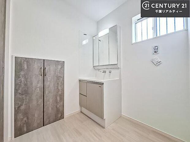 小窓付きの明るい洗面室です!湿気もすぐに入れ替えができて清潔に保つことができます!自然光が差し込むのでお化粧の仕上がりも良くなりますね!