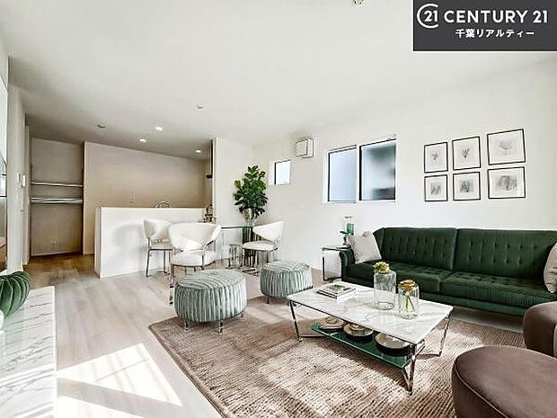 家具はCGパースです。大切な家族が集まるからこそLDKにはこだわりたい。子供たちが元気に笑いながら走り回っている姿を見た時が「広い家にして良かった」と思う瞬間です。