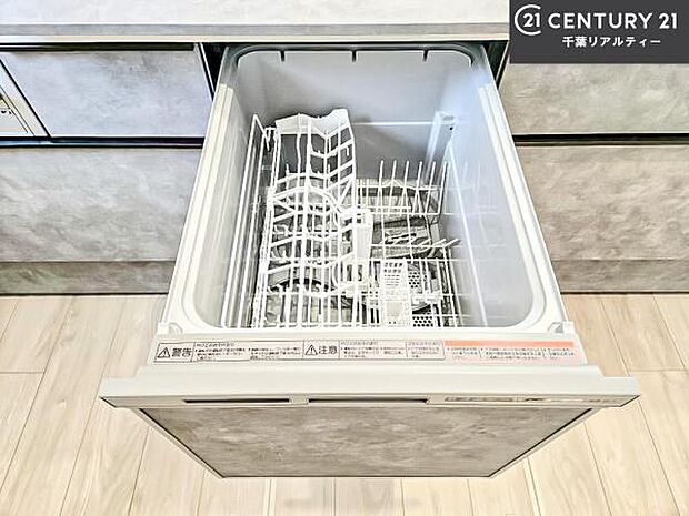 食洗機付きのキッチンです!忙しい時や手荒れ防止として大変活躍する便利な仕様です!ビルトインなのでキッチンの場所を取らず調理スペースを広く使うことが出来ます!