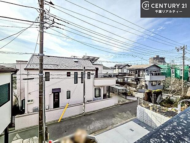 落ち着きある住宅街です!周囲には高い建物がなく、空が広く開放感があり、陽当たりを大きく遮られることもありません!気持ちの良い風が通り抜ける街並みです!