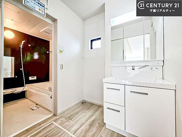 小窓付きの明るい洗面室です!湿気もすぐに入れ替えができて清潔に保つことができます!自然光が差し込むのでお化粧の仕上がりも良くなりますね!