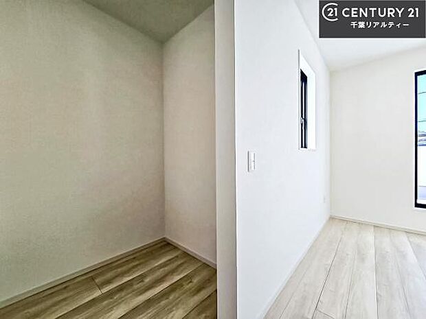 ウォークインクローゼット付きです。たくさんのお洋服などを収納しておけそうですね!他にも扇風機や加湿器など季節物の大きな家電も収納できます!