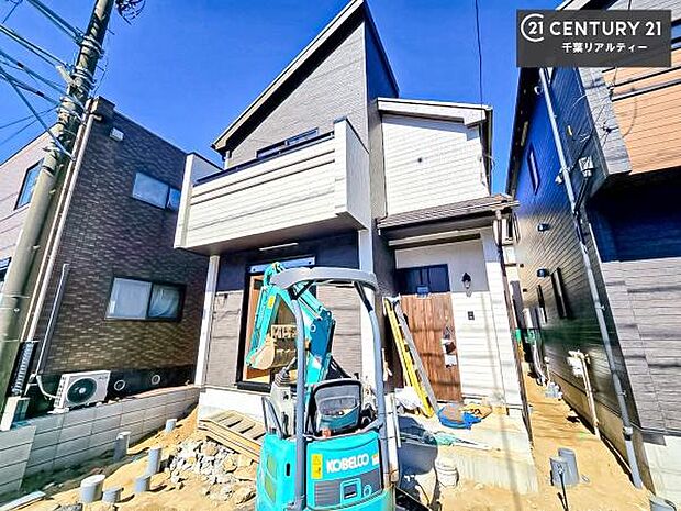 現在建築中。完成後は明るく開放的なリビングや最新設備のキッチンなど快適な空間が広がります。未完成だからこそ“新しい暮らし”への期待が高まる住まい。今しか見られない建築中の様子も必見です。