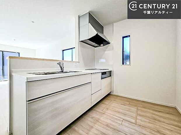 大人気の対面式システムキッチンを採用しています!ご家族のコミュニケーションが自然と増える設計です。お子様にも目が届くので嬉しいですね!広々使えて快適で作業が進みます。