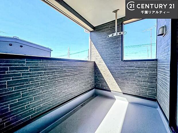 広々としているバルコニーです!お洗濯物を干すのはもちろん風に当たりながらくつろぎタイムが送れます!