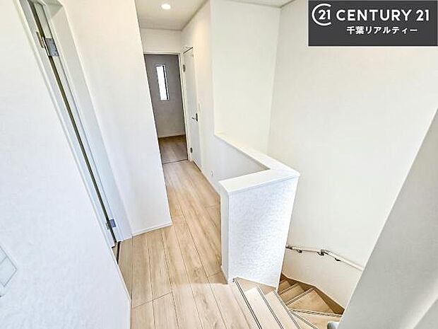 階段は明るく手摺りもついています!お子様やご年配の方も安心してご利用頂けますね!