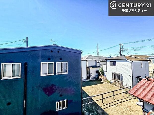 落ち着きある住宅街です!周囲には高い建物がなく、空が広く開放感があり、陽当たりを大きく遮られることもありません!気持ちの良い風が通り抜ける街並みです!